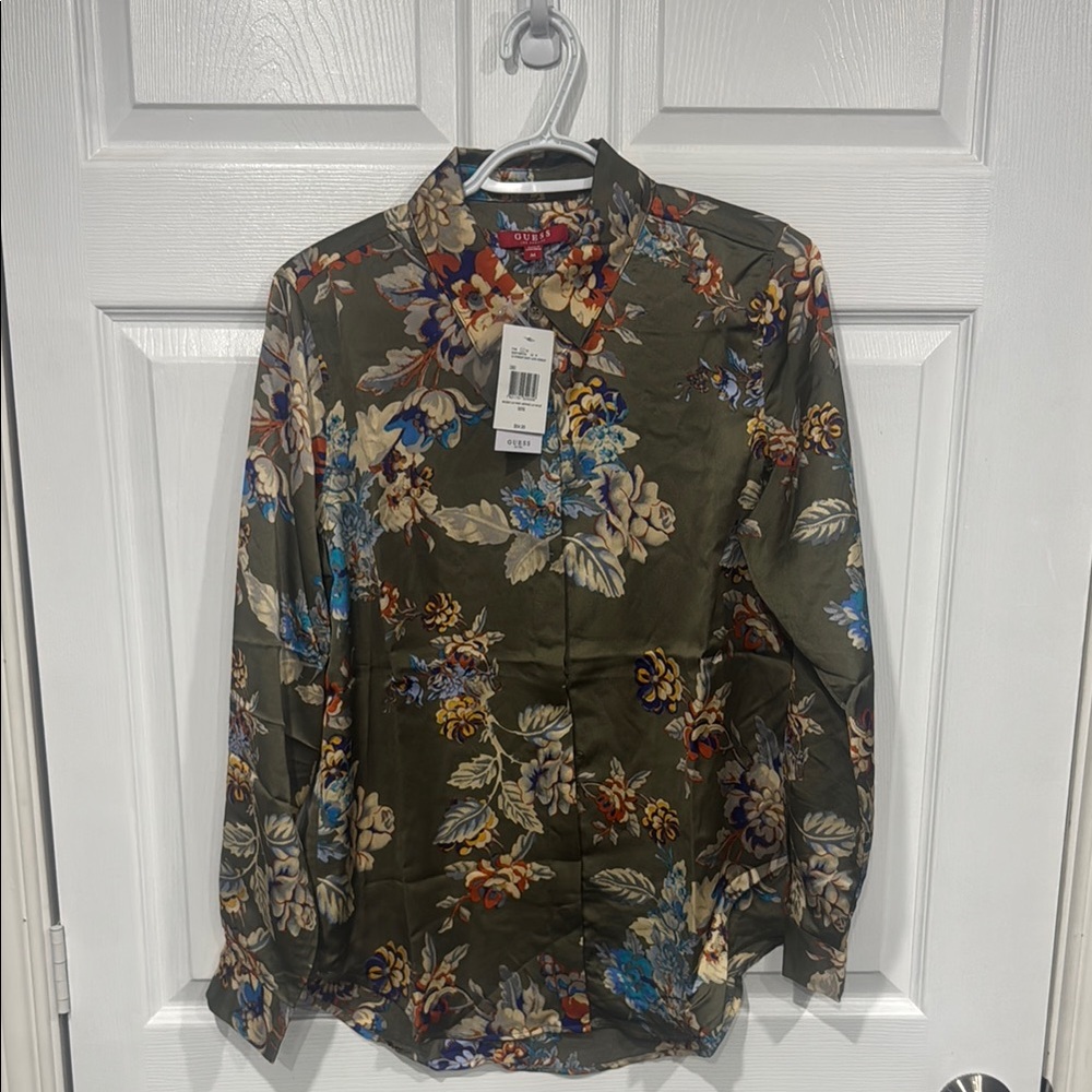 Guess Button Up Shirt
NWT
Size M